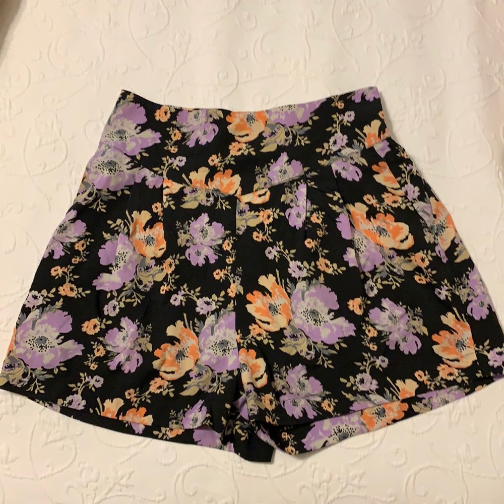 KIMCHI BLUE Flowered shorts